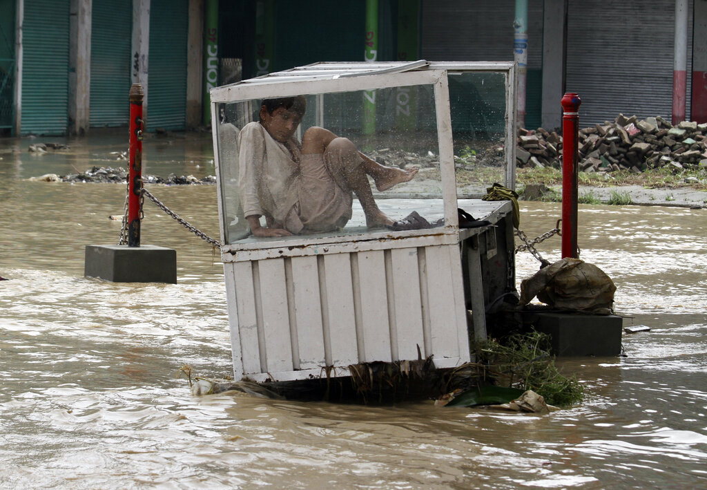 Πλημμύρες στο Πακιστάν: Εικόνες βιβλικής καταστροφής – Τουλάχιστον 1.000 νεκροί