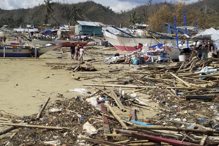 Φιλιππίνες: Σάρωσε ο κυκλώνας Μα-ον – Τουλάχιστον τρεις νεκροί, τραυματίες και 50.000 οι πληγέντες