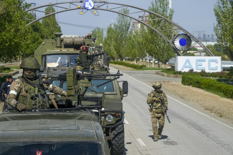 Ουκρανία: Καθ’ οδόν προς τη Ζαπορίζια Ομάδα του ΔΟΑΕ – Ρώσοι στρατιωτικοί νεκροί από επιθέσεις στη Χερσώνα