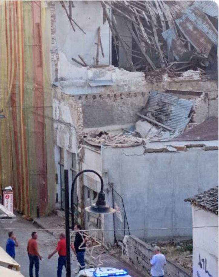 Τύρναβος: Κατέρρευσε σκεπή κτιρίου τρομοκρατώντας περιοίκους και περαστικούς (βίντεο)