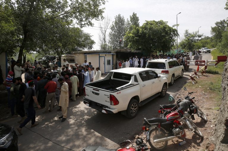 Πακιστάν: Υποστηρικτές του πρώην πρωθυπουργού  συγκεντρώθηκαν έξω από το σπίτι του για να αποτρέψουν σύλληψη του