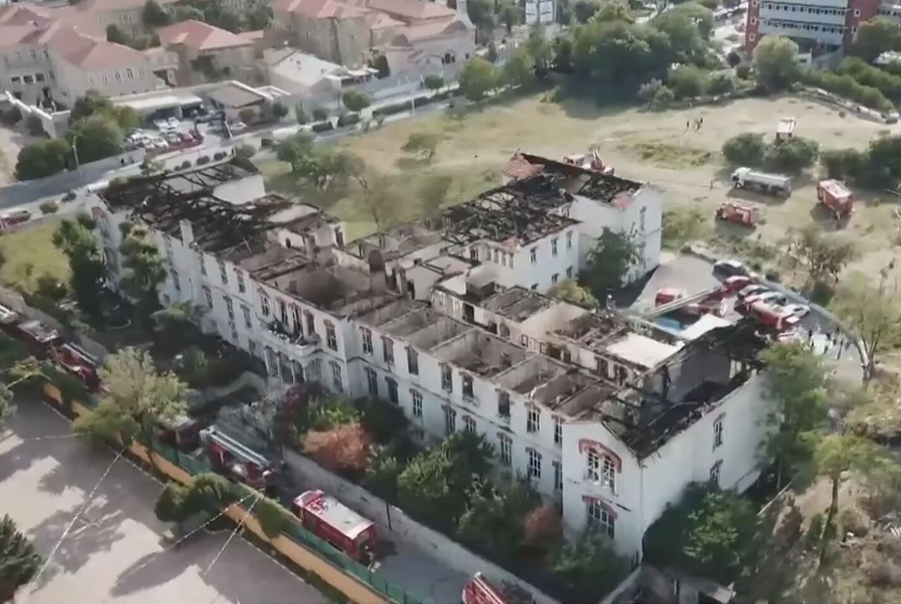 Κων/πολη: Το ιστορικό ελληνικό νοσοκομείο «Βαλουκλή» καταστράφηκε σχεδόν ολοσχερώς – Πιθανή αιτία τα ηλεκτρικά του κτιρίου