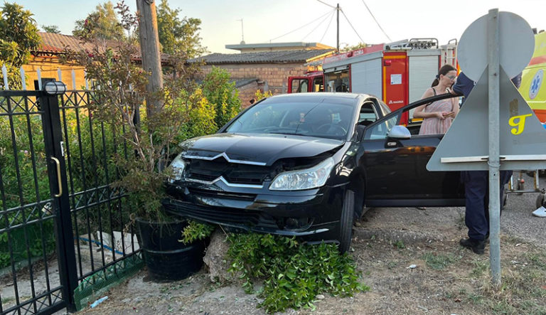 Πύργος: Αυτοκίνητο “καρφώθηκε” σε περίφραξη σπιτιού – Από “θαύμα” σώθηκε η οδηγός