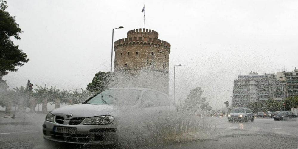 Κακοκαιρία: Έντονη βροχόπτωση στη Θεσσαλονίκη- Χωρίς ρεύμα και τηλέφωνο περιοχές στη Χαλκιδική