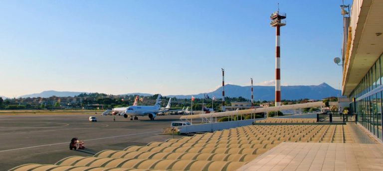 Κινητήρας αεροσκάφους που ταξίδευε από την Κέρκυρα στο Ντίσελντορφ έπιασε φωτιά – Προσγειώθηκε στο Πρίντεζι (βίντεο)