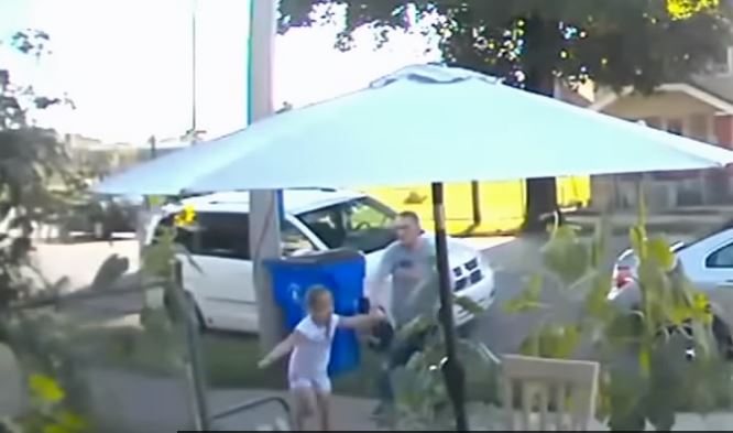 ΗΠΑ: Κάμερα κατέγραψε την απόπειρα απαγωγής ενός 6χρονου κοριτσιού – Η αντίδρασή της ήταν σωτήρια (video)