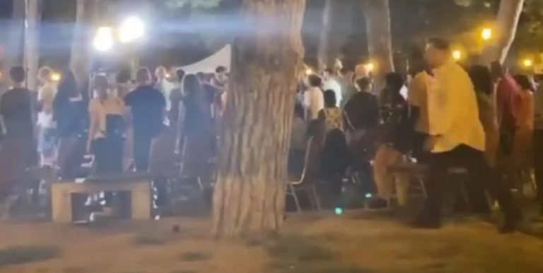 Απίστευτες εικόνες στη Θεσσαλονίκη: Θρησκευτική αίρεση έκανε… εξορκισμούς στην πλατεία Δικαστηρίων (video)