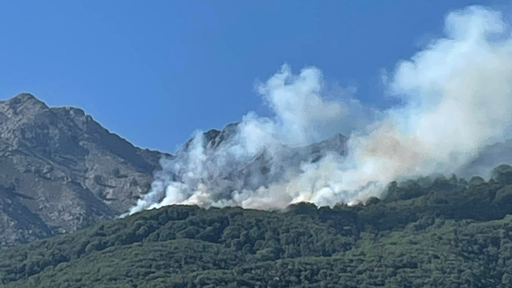 Σαμοθράκη: Σε ύφεση η πυρκαγιά στα Θέρμα – Επιχειρούν μόνο πεζοπόρα