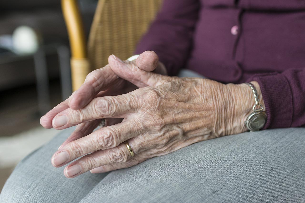 Μελέτη: Ταχύτερη η απώλεια της μνήμης για τους ηλικιωμένους που έπαιρναν μόνιμα χαμηλούς μισθούς