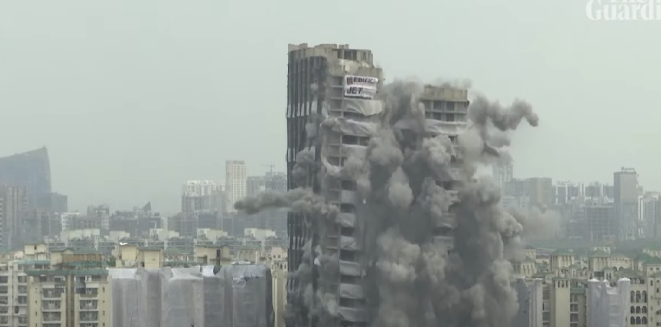 Βίντεο με τη στιγμή που γκρεμίζονται ουρανοξύστες 103 μέτρων στην Ινδία