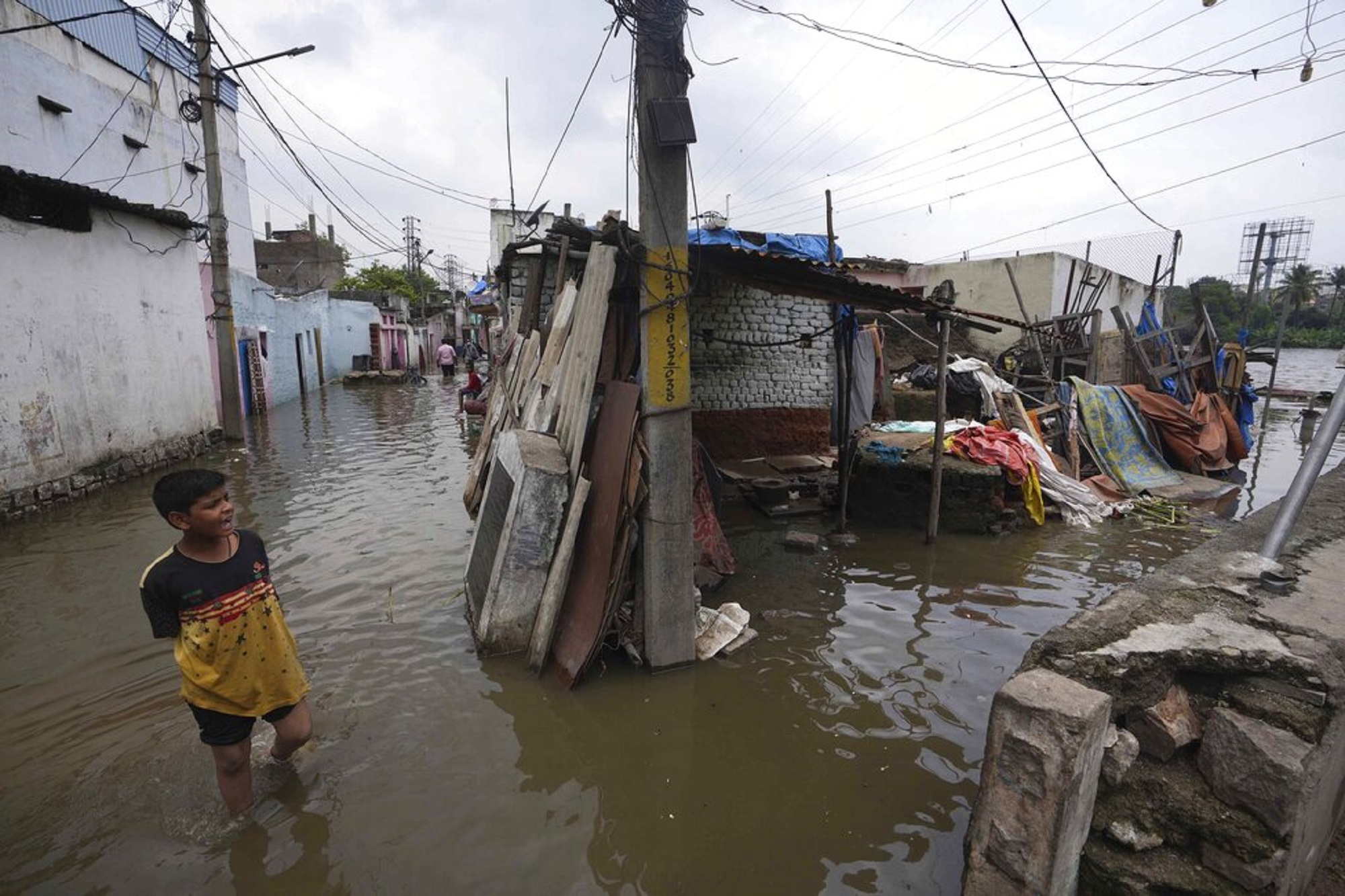 Ινδία: Τουλάχιστον 50 νεκροί από τις πλημμύρες και τις κατολισθήσεις