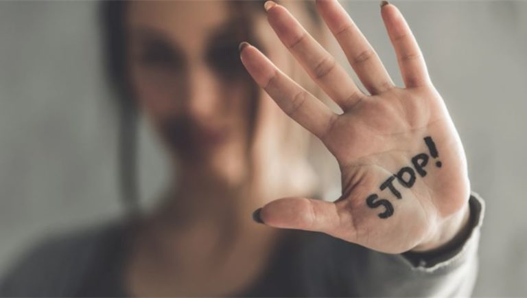 Ενδοοικογενειακή βία: 102 περιστατικά σε όλη τη χώρα την Πέμπτη – 86 συλλήψεις