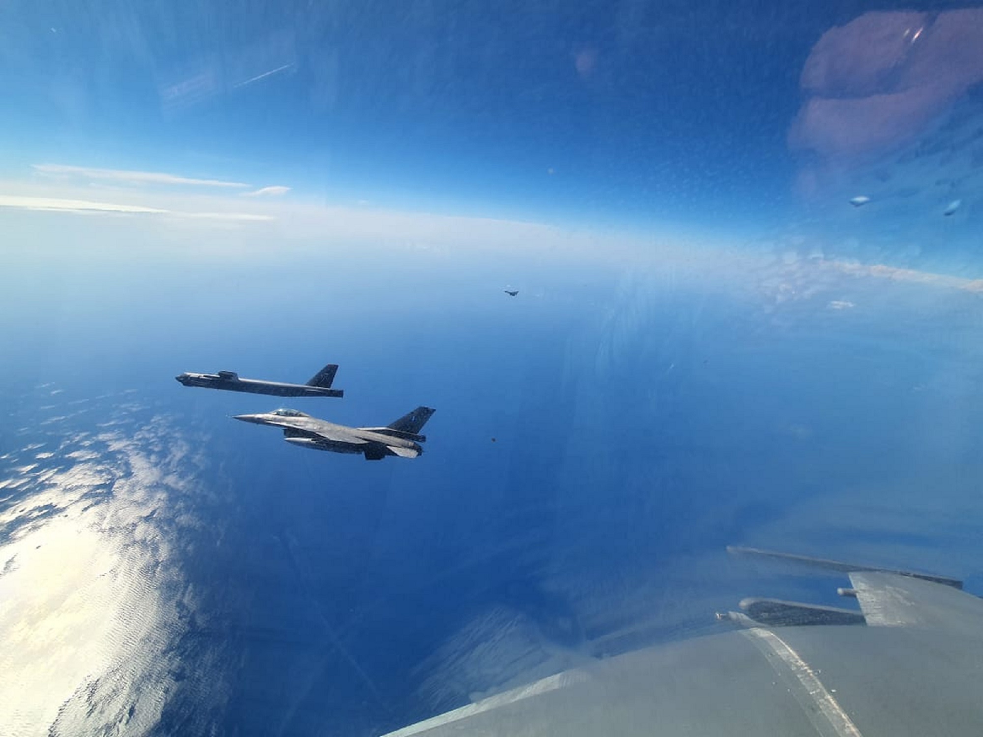 Συμμαχική συνεκπαίδευση των Ενόπλων Δυνάμεων με αμερικανικό βομβαρδιστικό Β-52 και ιταλικά μαχητικά Eurofighter Typhoon