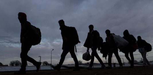 Υπ. Μετανάστευσης και Ασύλου για τους μετανάστες: Στους 748.709 ο αριθμός των νόμιμα διαμενόντων στην Ελλάδα