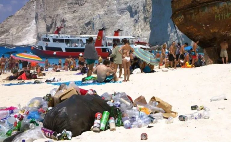 Σωρός τα σκουπίδια στο πιο διάσημο αξιοθέατο της Ζακύνθου – «Ναυάγησε» ο πολιτισμός μας στην παραλία (video)