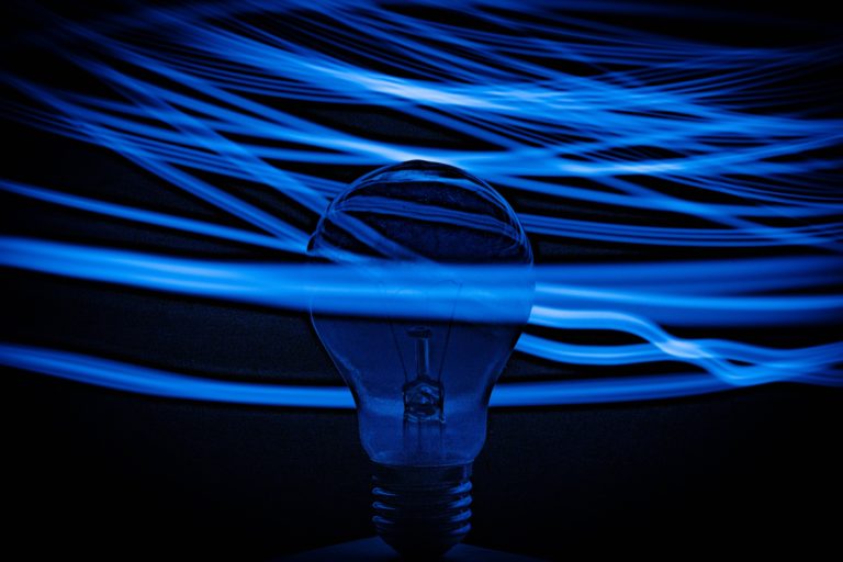 «Ηλεκτροσόκ» στην ευρωπαϊκή αγορά ενέργειας – Πολλές χώρες προχωρούν σε μέτρα ελάφρυνσης των καταναλωτών