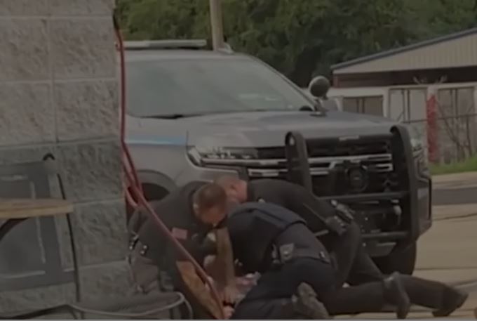 ΗΠΑ: Αστυνομικοί χτυπούν άγρια ακινητοποιημένο άντρα στο Άρκανσο – Δείτε το συγκλονιστικό βίντεο