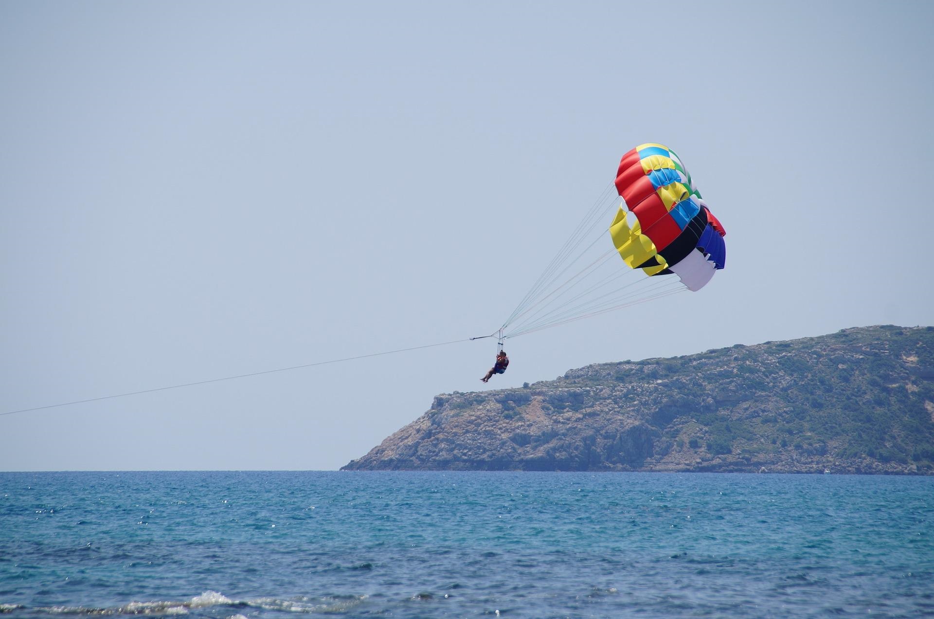 Σύβοτα: Θανάσιμος τραυματισμός κοπέλας από πτώση αλεξίπτωτου θαλάσσης