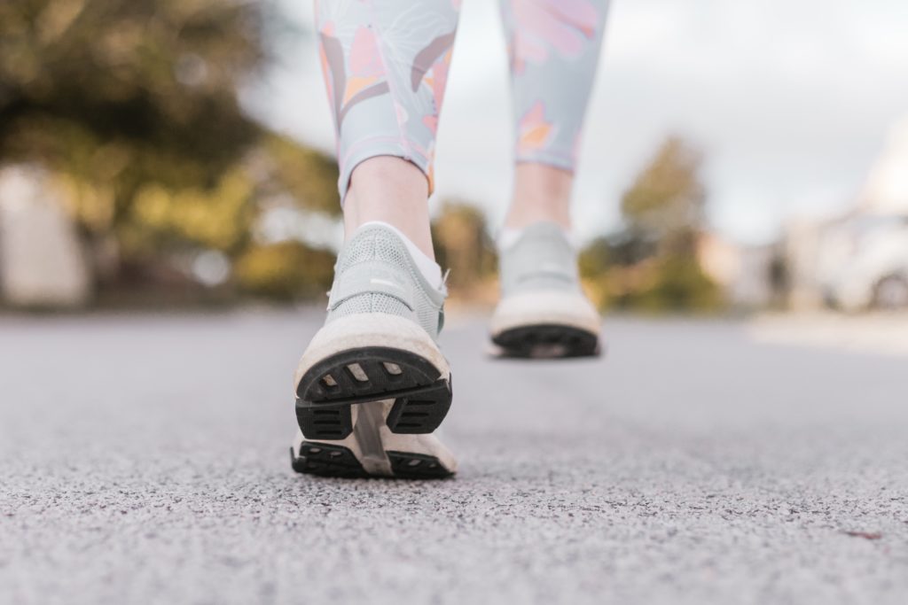 Περπάτημα μετά το γεύμα: Δύο λεπτά αρκούν για «εκπληκτικά αποτελέσματα» στην υγεία – Νέα έρευνα