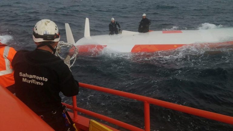 Γάλλος ναυτικός επέζησε 16 ώρες κάτω από αναποδογυρισμένο σκάφος στον Ατλαντικό