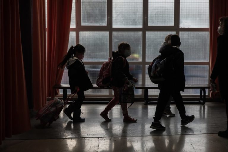 Γ.Γ υπ. Παδείας:  Ήπια πρωτόκολλα πανδημίας στα σχολεία – Το Ολοήμερο δεν θα είναι παιδοφυλακτήριο (video)