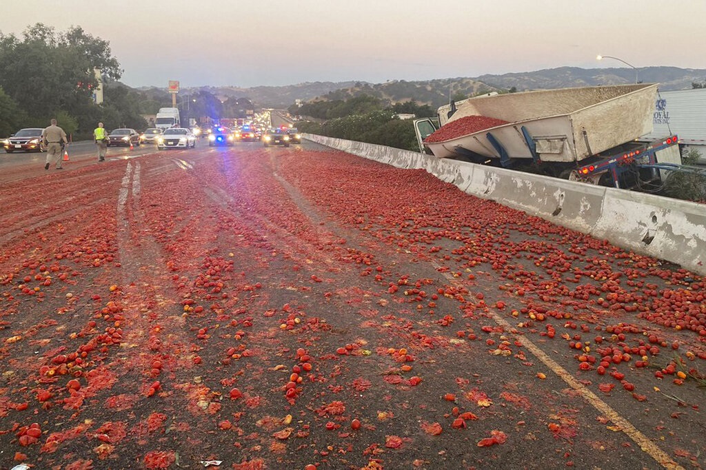 Καλιφόρνια: 150.000 ντομάτες στον δρόμο προκάλεσαν συγκρούσεις και τραυματίες