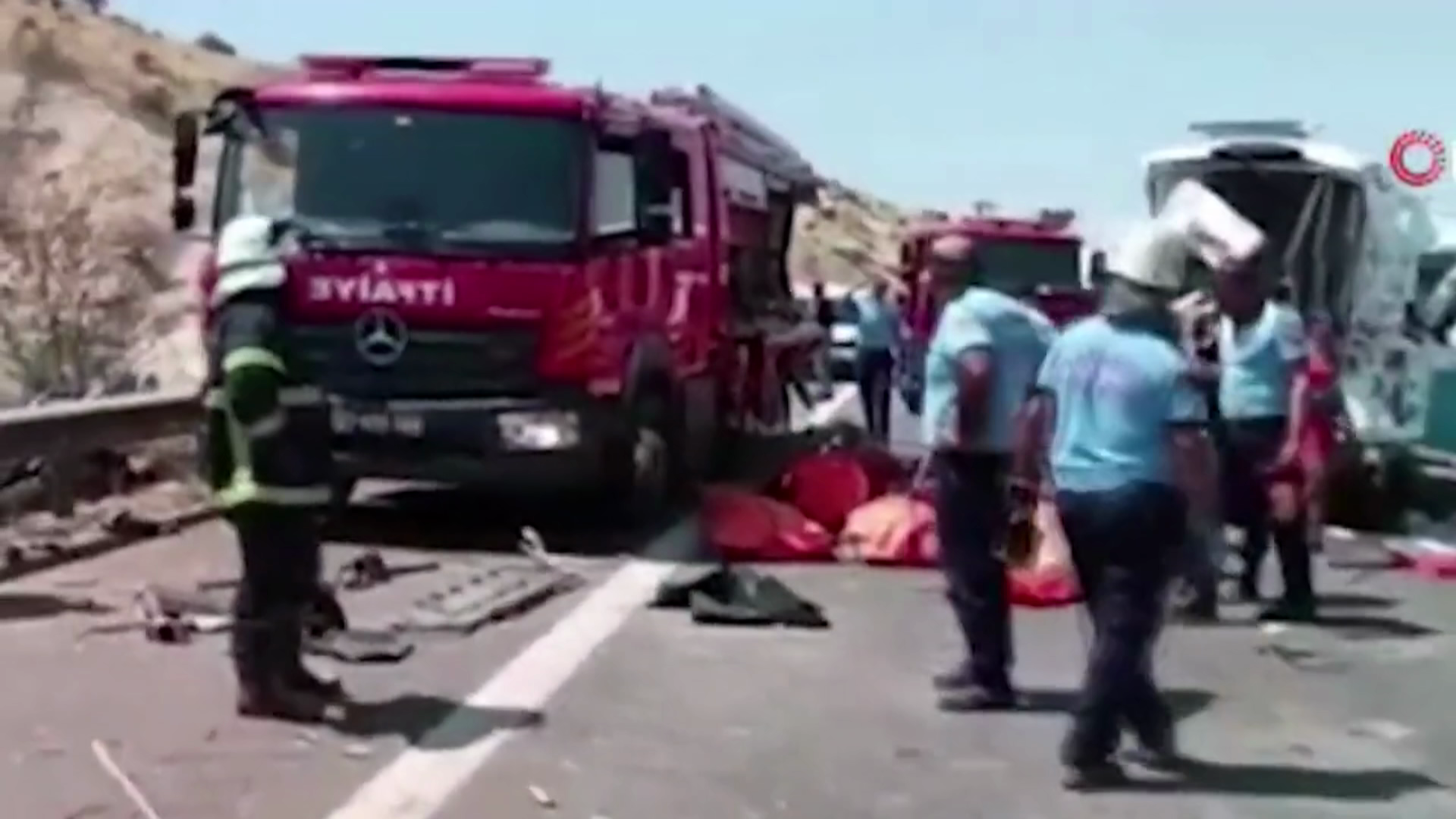 Τουρκία: Οι μαρτυρίες – σοκ μετά από το τρομακτικό τροχαίο ― Νεκροί διασώστες, πυροσβέστες και δημοσιογράφοι (video)