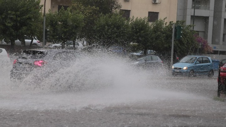 Θεσσαλονίκη: Ισχυρή νεροποντή-Χαλάζι σε μέγεθος φουντουκιού στην Καλαμαριά
