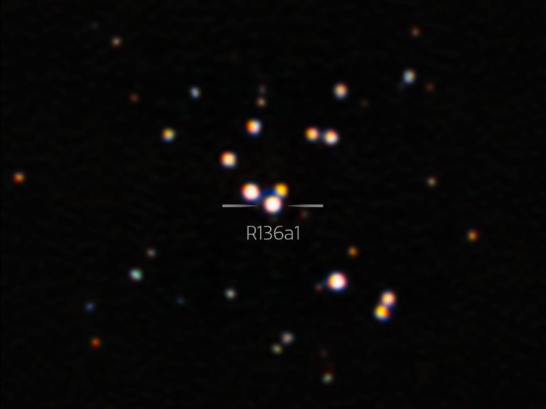 Η πιο εντυπωσιακή εικόνα του κολοσσιαίου άστρου R136a1 αλλάζει τα δεδομένα για τη μάζα του