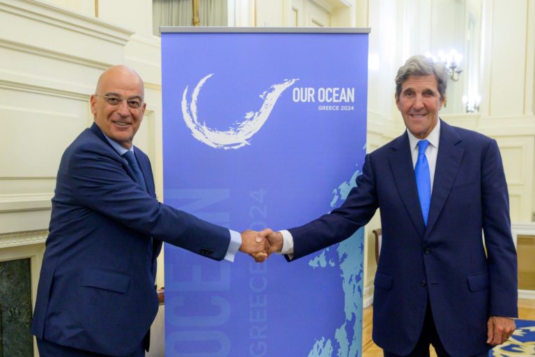 Συνάντηση Δένδια – Κέρι : Στο επίκεντρο η ενίσχυση της συνεργασίας Ελλάδας – ΗΠΑ για το κλίμα