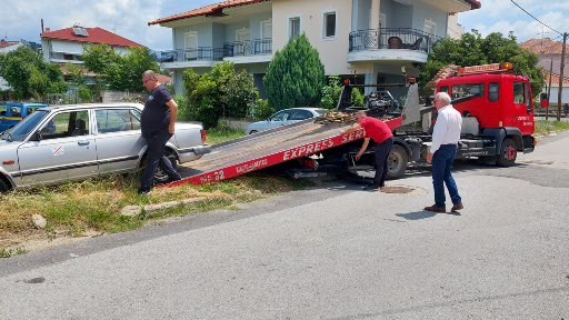 Ελασσόνα: Απομακρύνονται τα εγκαταλελειμμένα αυτοκίνητα και οδηγούνται στην ανακύκλωση