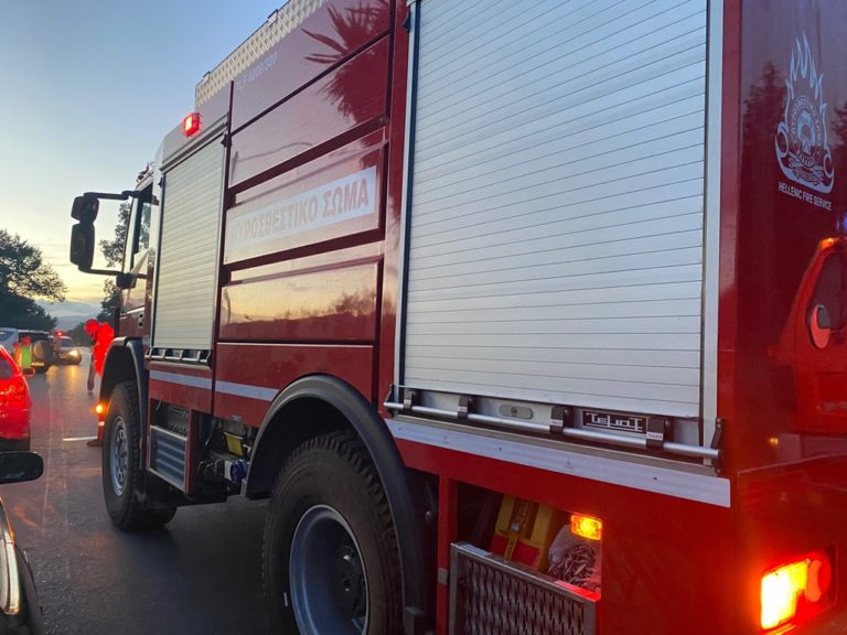 Έσβησε η φωτιά σε εργοστάσιο ανακύκλωσης στη Μάνδρα Αττικής — Μήνυμα 112 για καπνούς