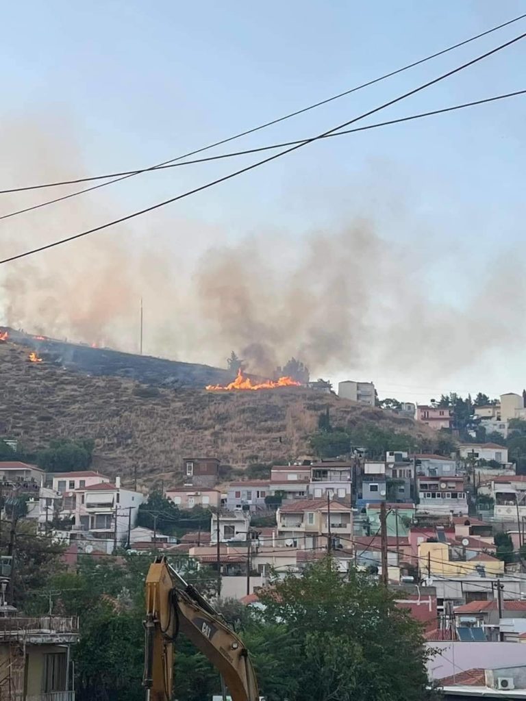 Μυτιλήνη: Φωτιά στα όρια της πόλης