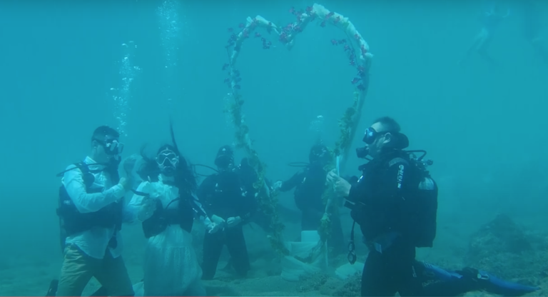 Στην Αλόννησο ο πρώτος υποβρύχιος γάμος – Αντάλλαξαν όρκους αγάπης στον βυθό (βίντεο)