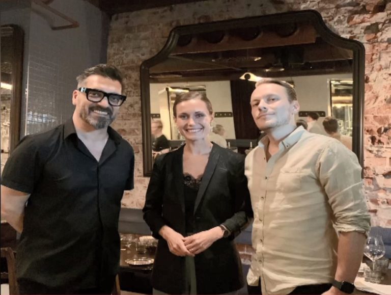 «Κερασμένα» από Έλληνα σομελιέ τα ποτά στη Σάνα Μαρίν – Τι λέει ο Χρήστος Τσαλακόπουλος στην ΕΡΤ (video)