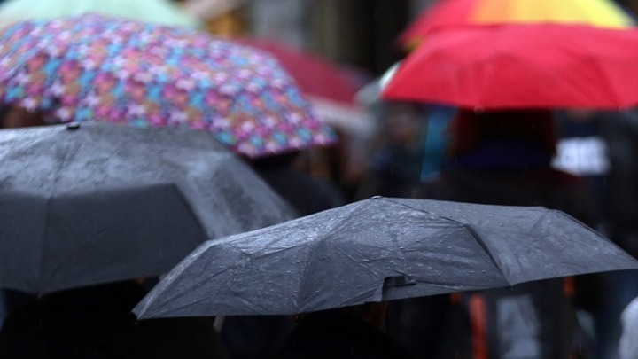 Δυνατή βροχή χωρίς κεραυνούς στη Θεσσαλονίκη-Στο έλεος της κακοκαιρίας η Σιθωνία
