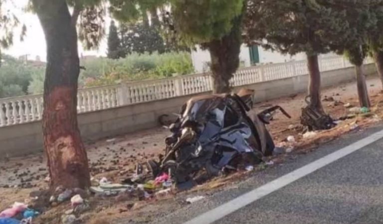 Γαλαξίδι: Δύο νέα παιδιά 21 και 24 ετών νεκρά σε τροχαίο – Το όχημα προσέκρουσε σε δέντρο και διαλύθηκε (video)