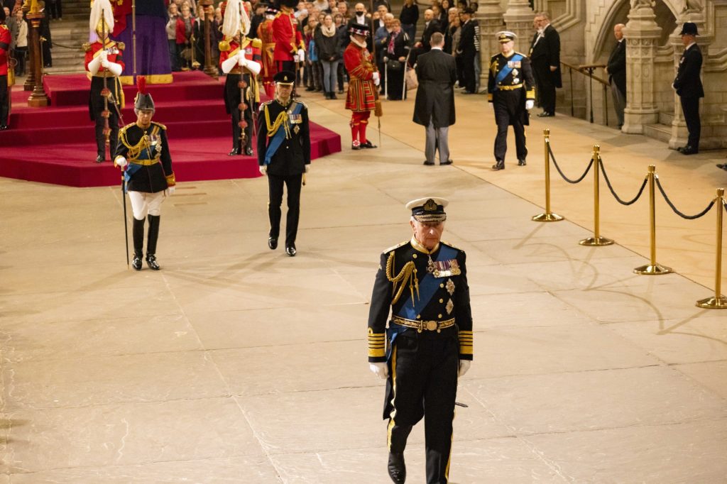 Βασίλισσα Ελισάβετ: Αναμονή ως και 24 ώρες για το προσκύνημα – Αιφνιδιαστική εμφάνιση Καρόλου και Ουίλιαμ στην ουρά