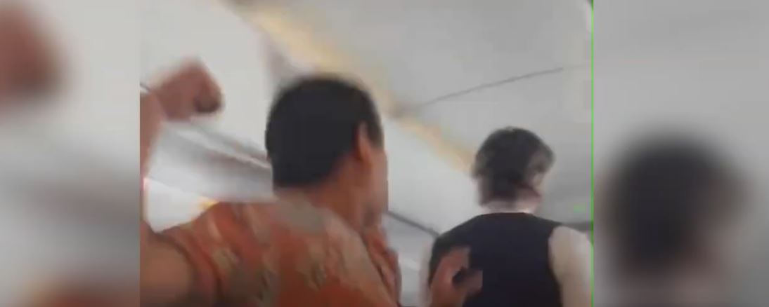 Βίντεο – ΗΠΑ: Χτύπησε αεροσυνοδό που του αρνήθηκε ένα φλιτζάνι καφέ – Σε πτήση της American Airlines