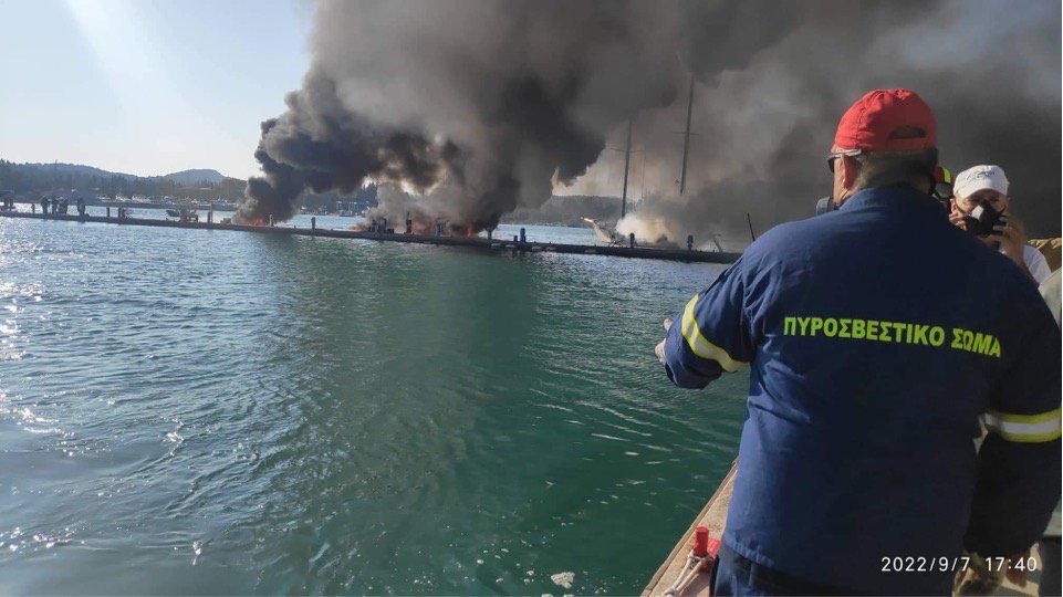 Κέρκυρα: Δεν προκλήθηκε θαλάσσια ρύπανση στη μαρίνα από τη φωτιά στα σκάφη