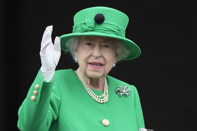 Ανησυχία για τη Βασίλισσα Ελισάβετ – Στο πλευρό της τα μέλη της βασιλικής οικογένειας
