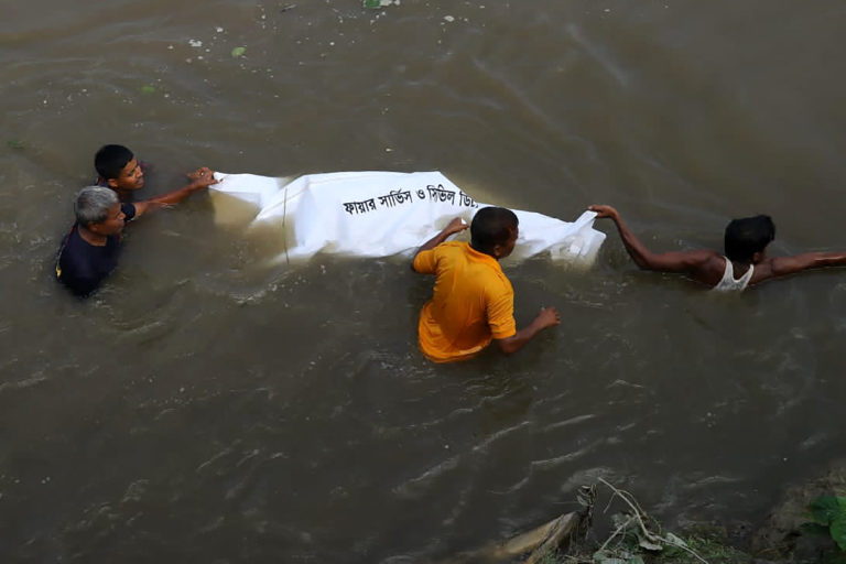 Μπανγκλαντές: Αυξάνονται οι νεκροί από το ναυάγιο πορθμείου σε ποταμό