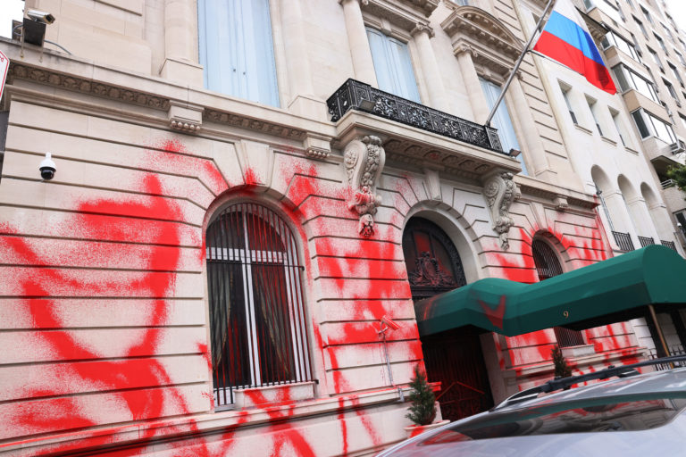 Οργή για τις προσαρτήσεις στη Νέα Υόρκη: Έριξαν κόκκινη μπογιά στο Προξενείο της Ρωσίας