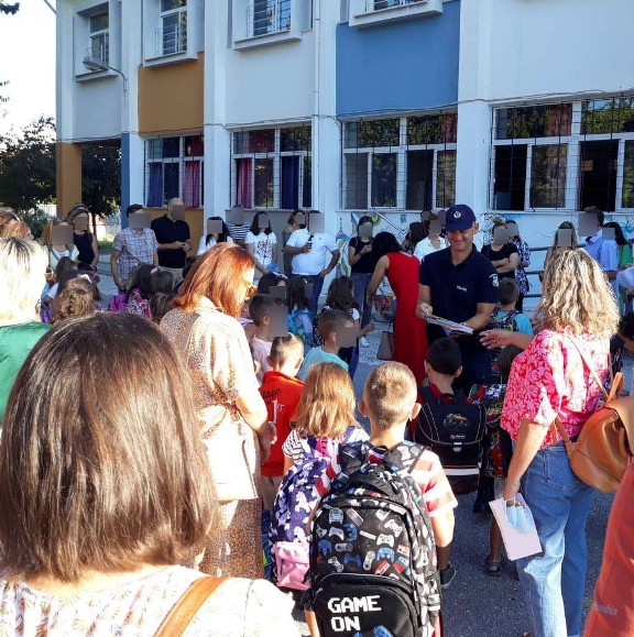 Αστυνομικοί διένειμαν ενημερωτικά φυλλάδια σε μαθητές σχολείων της Θεσσαλίας