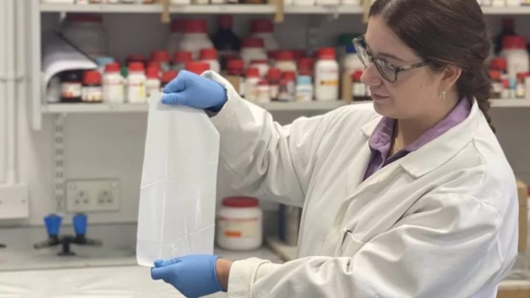 Επιστήμονες δημιούργησαν πλαστική μεμβράνη που μπορεί να σκοτώσει ιούς όπως ο κορονοϊός