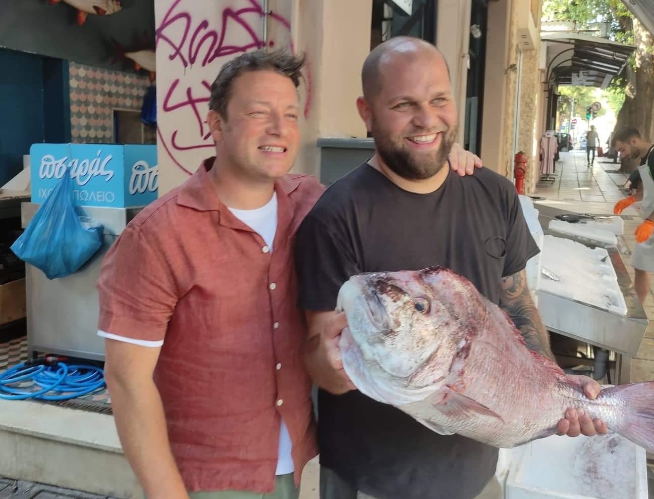 Θεσσαλονίκη: Ο Θεσσαλονικιός ψαράς που «έμαθε» φιλετάρισμα στον Τζέιμι Όλιβερ