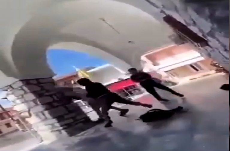Σκληρές σκηνές από συμπλοκή ανηλίκων στο Αλιβέρι