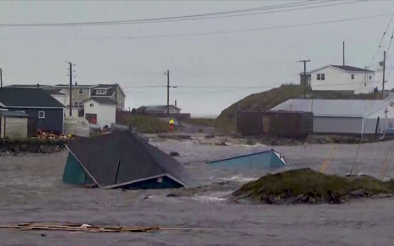 Ο κυκλώνας Φιόνα «σαρώνει» και τις ακτές του Καναδά (video)