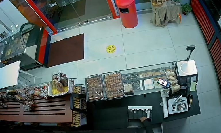 «Απρόσεκτος» διαρρήκτης άφησε ίχνη σε αρτοποιείο – Βίντεο ντοκουμέντο