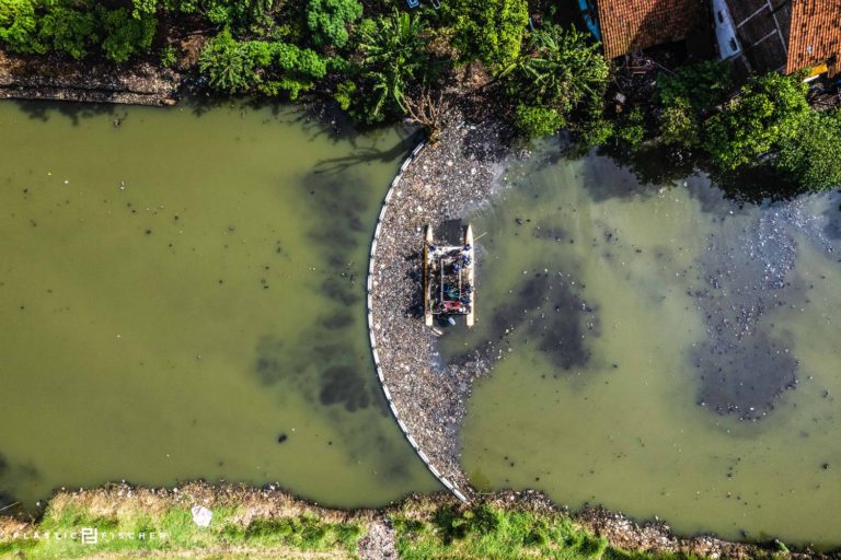 Trashboom: Ένα πλωτό φράγμα που εμποδίζει τόνους πλαστικού να καταλήξει στους ωκεανούς